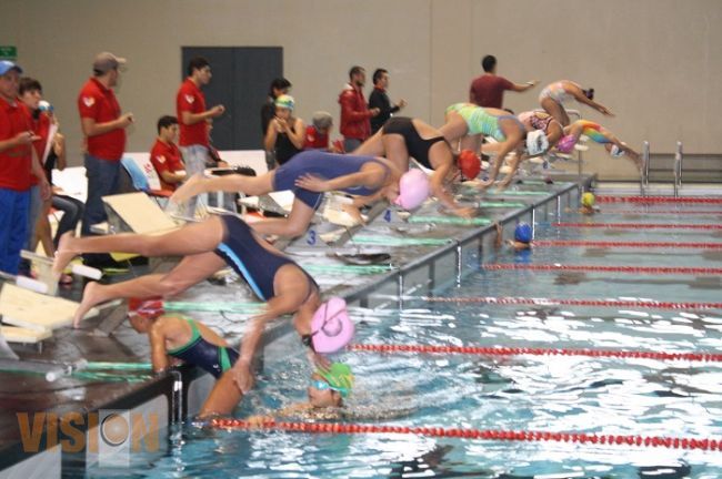 UVAQ se coronó en el torneo de natación primavera 2015