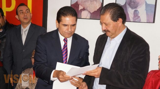 Entrega Silvano Aureoles registro en el PT 