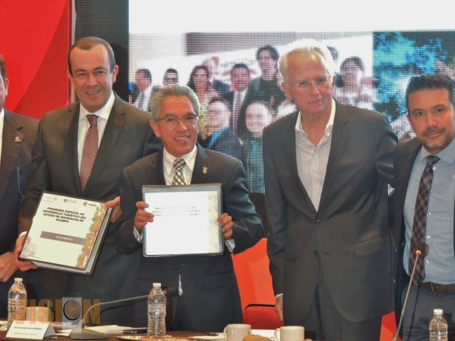 Entrega Sectur Federal Programa Especial de Desarrollo Turístico de Michoacán.