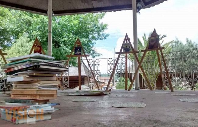 Fomentan la lectura con una sala de libros móvil en Charapan