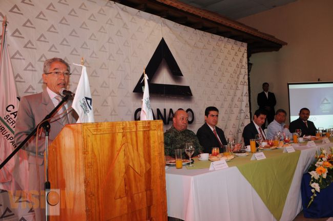 Asistió Salvador Jara Guerrero al relevo en la presidencia de la Canaco Uruapan.
