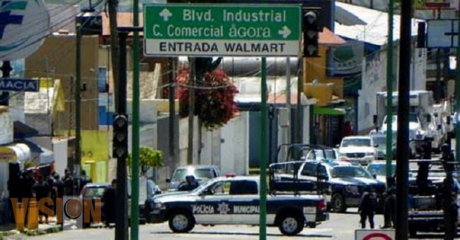 Joven baleado al cruzar la calle, frente a plaza Ágora de Uruapan