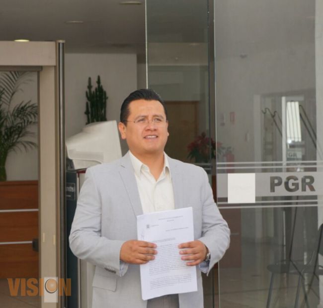 Coincide que ciudadanos funcionarios de casillas les entrega PVEM tarjetas: Torres Piña 