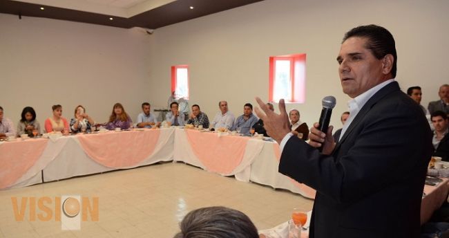 Constructores intercambian puntos de vista con Silvano Aureoles 