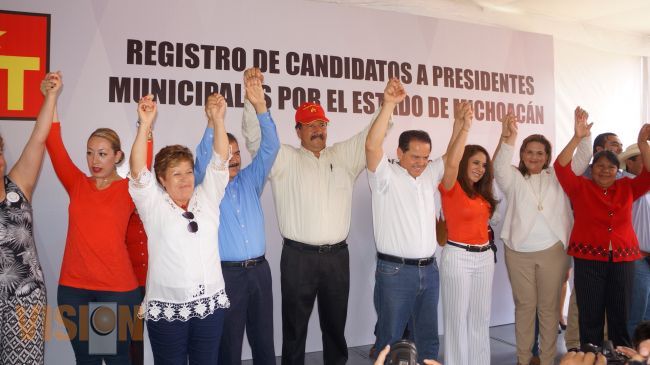 Acude Carlos Río a su primer registro por el PT ante el IEM 