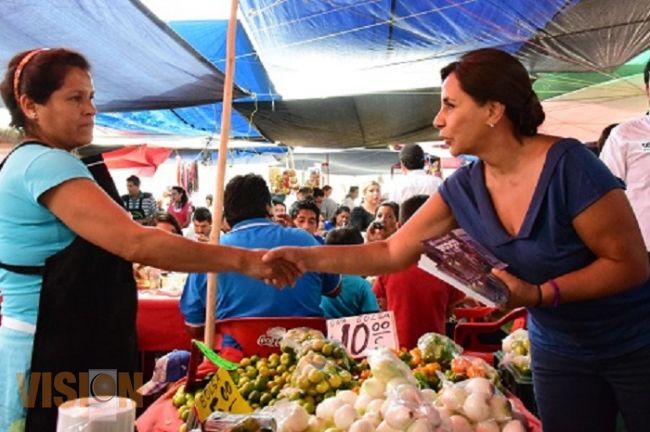 Conversa Cocoa Calderón con tianguistas de Ciudad Hidlago