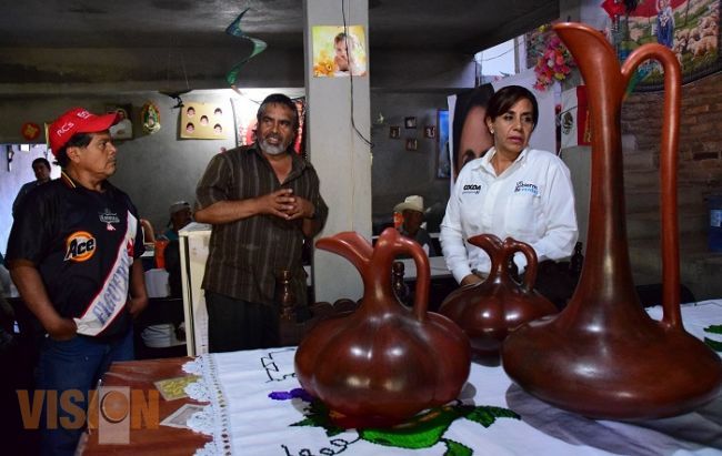 Artesanos de Zinapécuaro escuchan propuesta de Cocoa Calderón