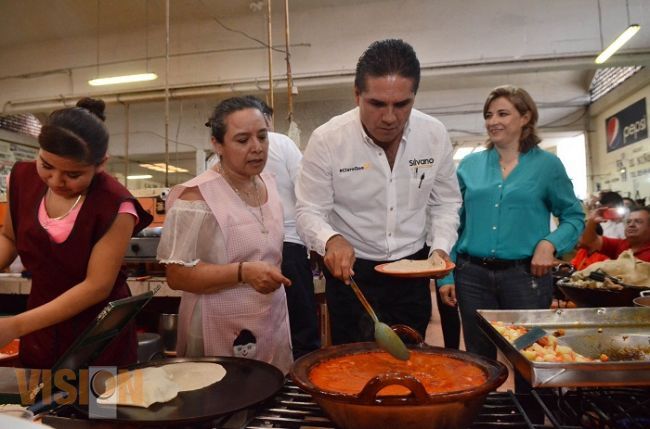 Compromete Silvano Aureoles oficina de gestión para locatarios del Mercado Independencia