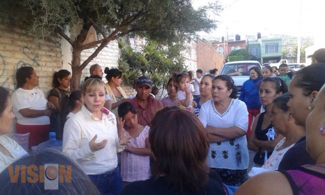 Lupita Herrera recorrió la tenencia de San Juanito Itzicuaro