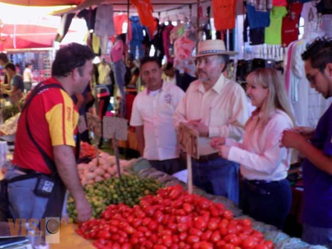 Recorre Lupita Herrera mercado sobre ruedas de la colonia Guadalupe