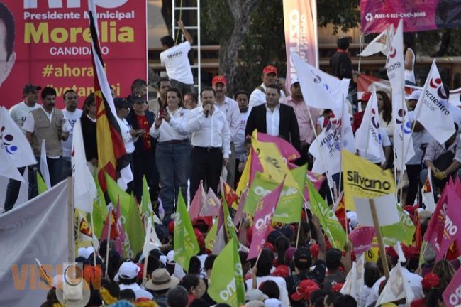 Apenas Carlos Río logró convocar a más de 4 mil morelianos en la Plaza Morelos 