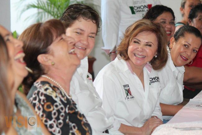 Carmelita Estefan solidaria con mujeres michoacanas 