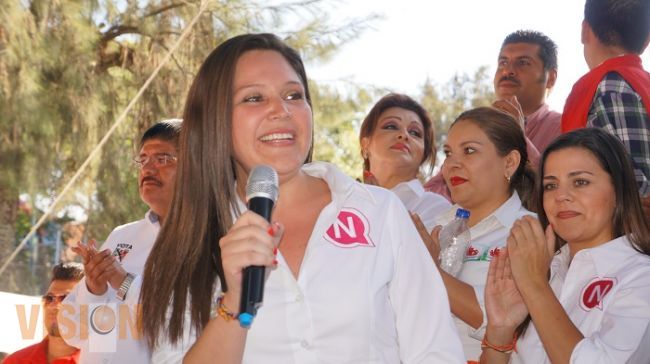 Nelly Sastré arranca campaña en Santa María 