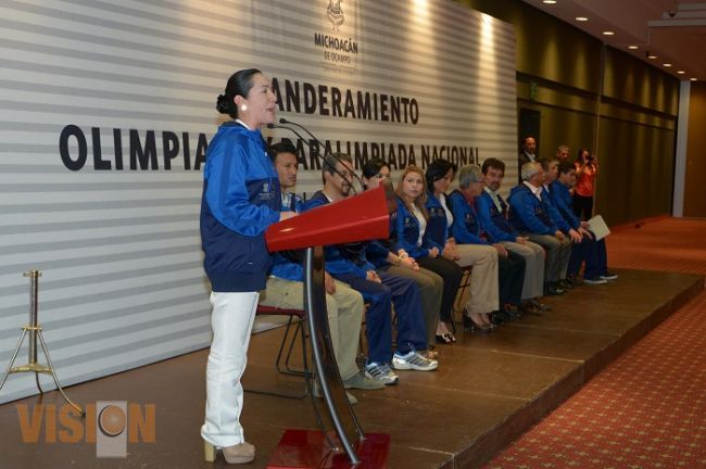Asiste Maribel Rodríguez al abanderamiento de la Delegación Michoacana de Atletismo