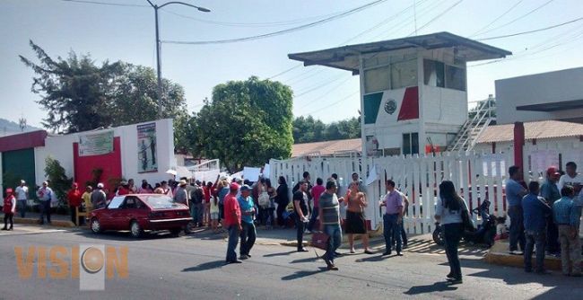 Presuntos normalistas causan gran caos vial