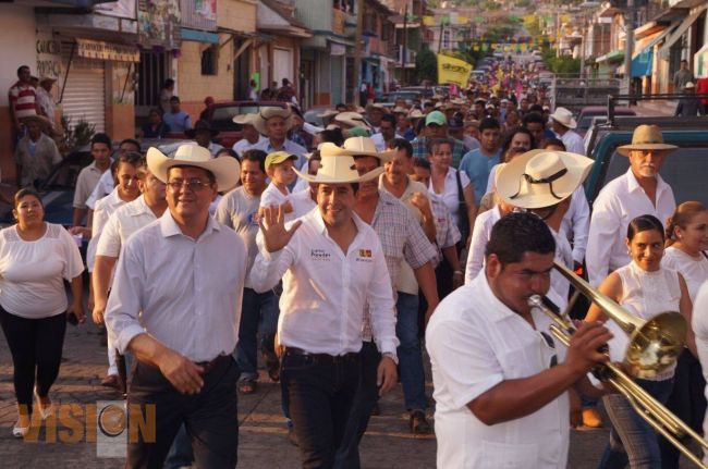 Carlos Paredes Correa recibe apoyo de los habitantes de Tuxpan
