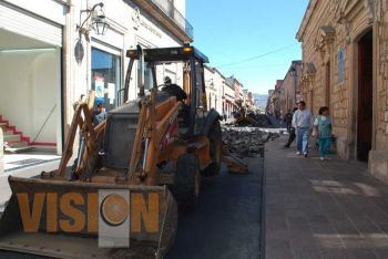  Con demolición de concreto, inicia la reposición de pavimento en la calle corregidora