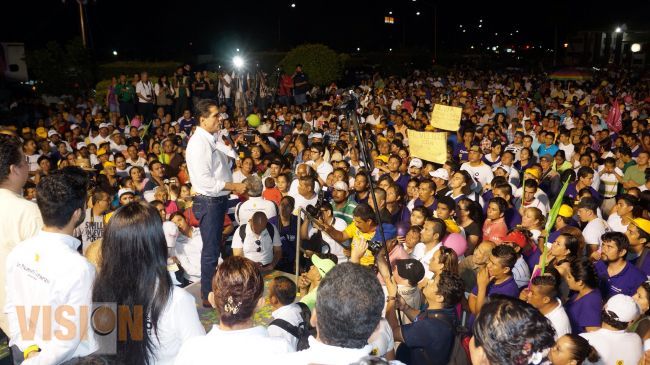 Para Lázaro Cárdenas compromete Silvano, un aeropuerto y ser el municipio más seguro 