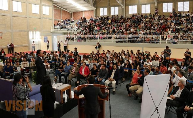 Provechoso intercambio de ideas entre Silvano y estudiantes de La Salle