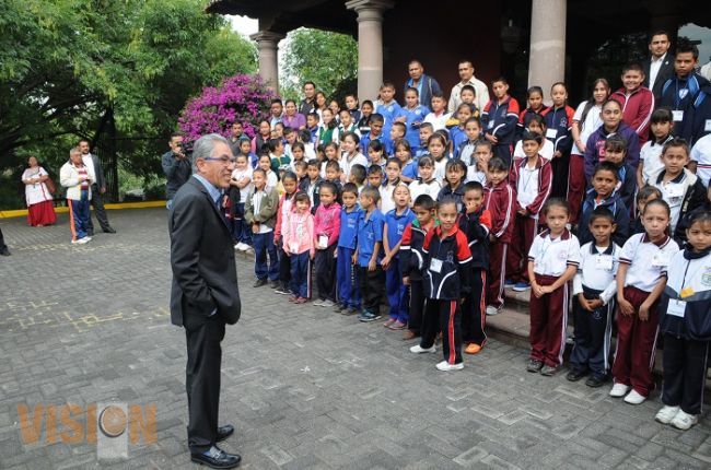 Recibe Salvador Jara a los alumnos con los mejores promedios en Primaria‏