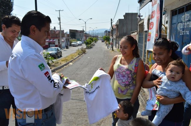 Conocen vecinos de las colonias 3 de Agosto y Los Ángeles proyecto de campaña de Ernesto Núñez