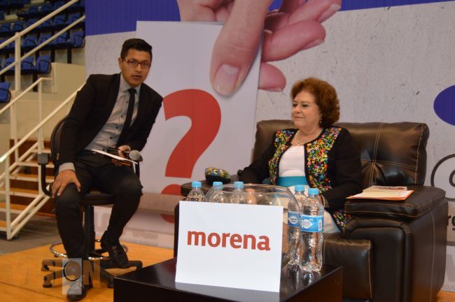 Estudiantes de la UVAQ escuchan propuesta de gobierno de María de La Luz 