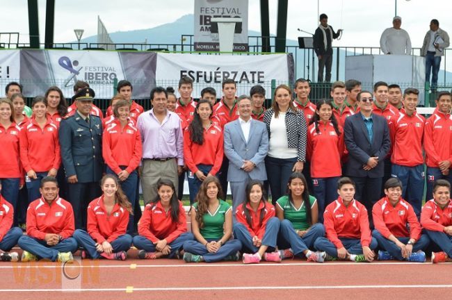 Abanderan a delegación de atletismo en Morelia