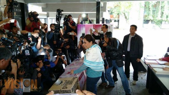 Emite su sufragio Cocoa Calderón 