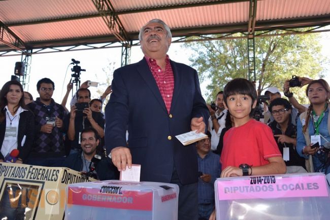 Chon Orihuela emite el sufragio 