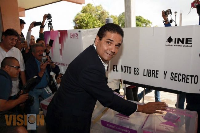 Silvano Aureoles emite sufragio en Zitacuaro