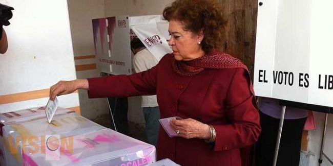 María de la Luz Núñez Ramos emite voto