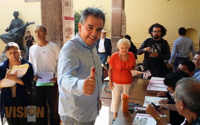 Emite Nacho Alvarado su voto