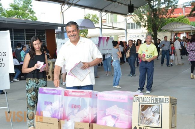 Acude Raúl Morón a votar con su familia