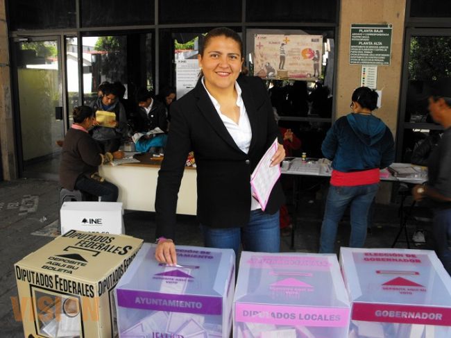 Priscila López Mejía, candidata a Diputada Federal, ejerce su derecho al voto.