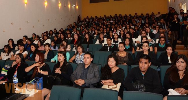 Alumnos de licenciatura en Enfermería presentan sus propias investigaciones