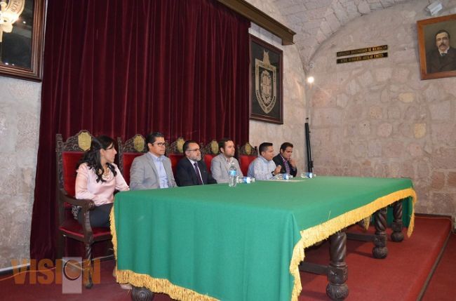 Presenta Antonio Sosa la convocatoria del 3er Parlamento Juvenil a nicolaitas de Derecho