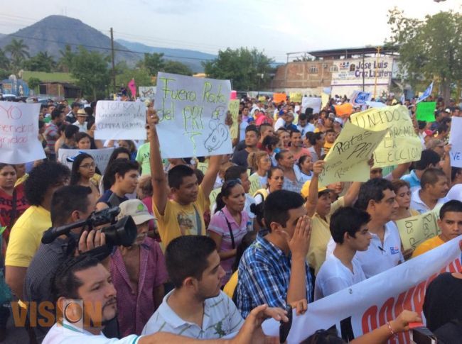 En Apatzingan protestan en instalaciones del IEM