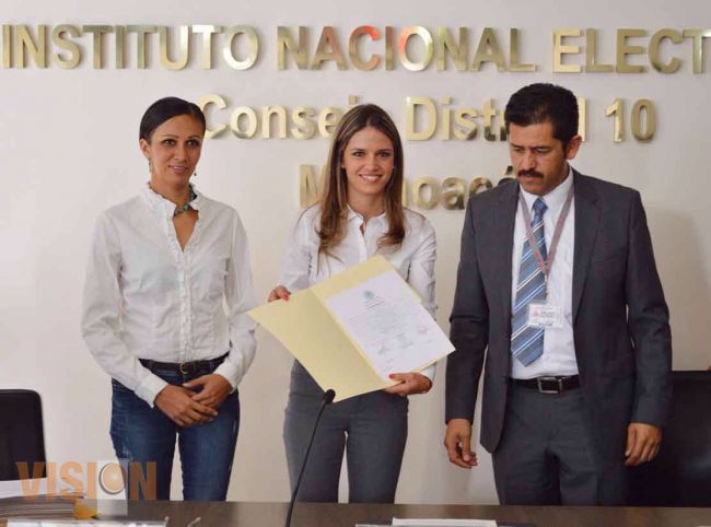 Entregan a Daniela de los Santos su Constancia de Mayoría 