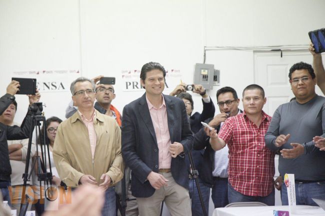 Alfonso Martínez recibe constancia de mayoría 
