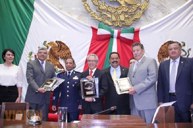 Develan diputados letras doradas en honor  a la Fuerza Aérea Mexicana