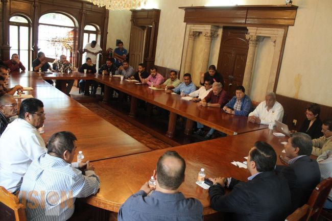 Gobierno y transportistas buscan solución a problema de rutas