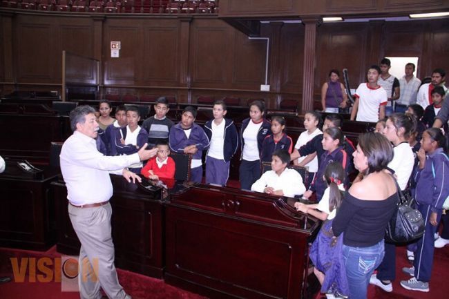Sarbelio Molina Presidente del Congreso recibe a niños de primarias 