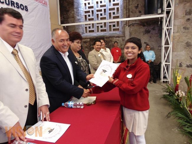  Alrededor de 9 mil jóvenes egresan de los planteles del Cobaem 
