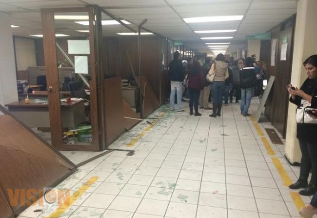Profesores destruyen oficinas de Secretaría de Educación en Michoacán