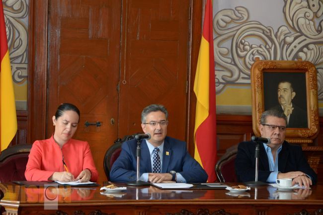 Presea Amalia Solórzano para Carmen Alicia Dávila Munguía