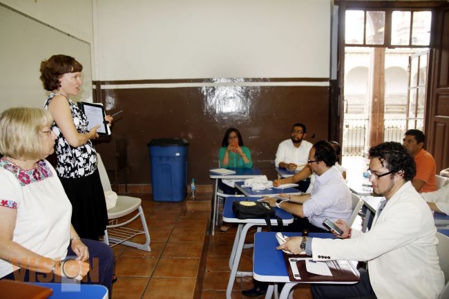 Capacitan académicos de EU a profesores de inglés en San Nicolás