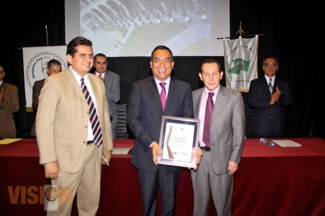 Colegio de Abogados de Michoacán entregan reconocimiento al mérito Profesional a Adrián López Solís