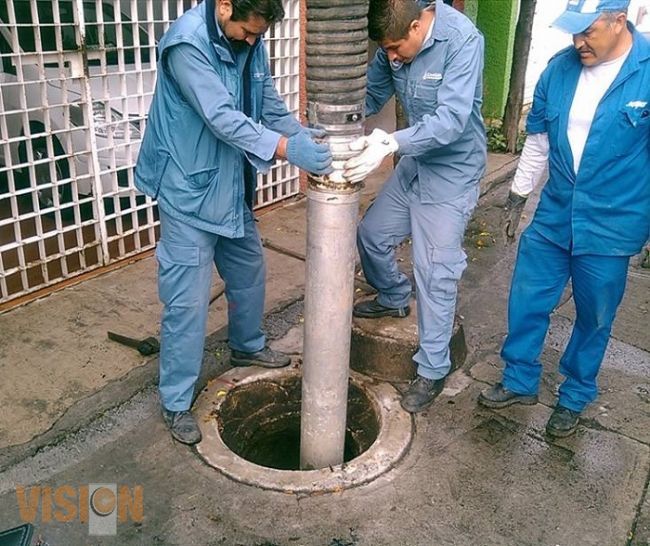 Esta noche, limpieza y desazolve de alcantarillado en Allende y Abasolo   