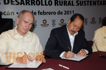 Firmaron LGR y titular de Sagarpa convenio que destina 705 millones de pesos al campo michoacano