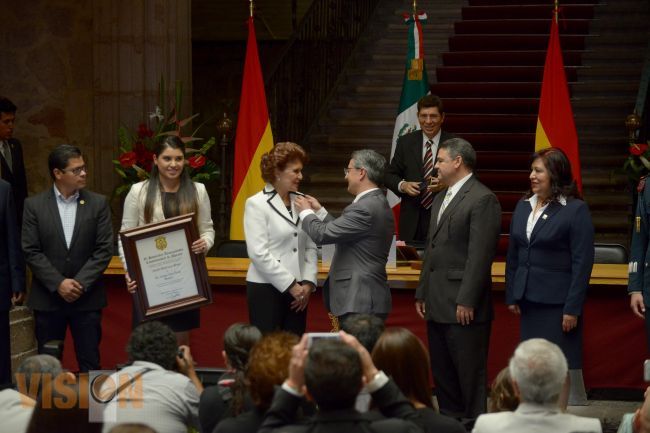 Entregan Presea Amalia Solórzano  a Carmen Alicia Dávila Munguía